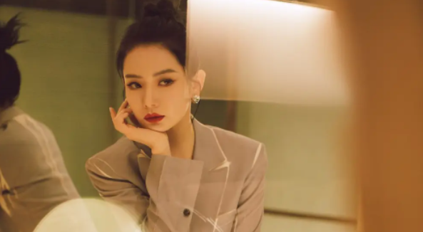 戚薇简介个人资料（“富婆”戚薇，古董香水收藏家，进口矿泉水冲奶粉，她是有何底气）