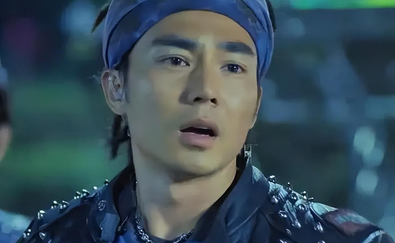 刘畊宏个人资料简介及家世（刘畊宏：出道32年终爆红，妻子美艳家庭幸福，他活成了人生赢家）