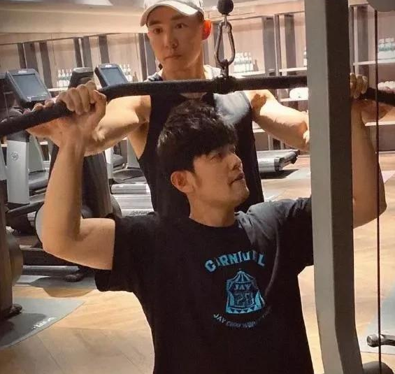 刘畊宏个人资料简介及家世（刘畊宏：出道32年终爆红，妻子美艳家庭幸福，他活成了人生赢家）