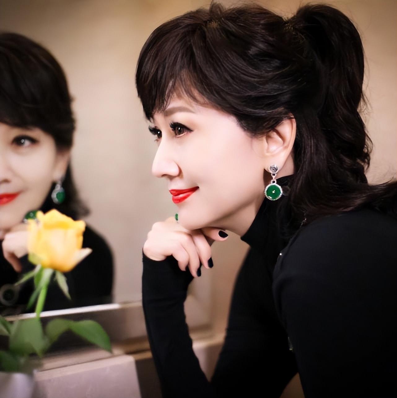 赵雅芝简历个人资料简介（“贵妇”赵雅芝：3个孩子2个爸，被吴君如揭老底，68岁仍话题不断）