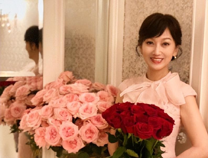 赵雅芝简历个人资料简介（“贵妇”赵雅芝：3个孩子2个爸，被吴君如揭老底，68岁仍话题不断）