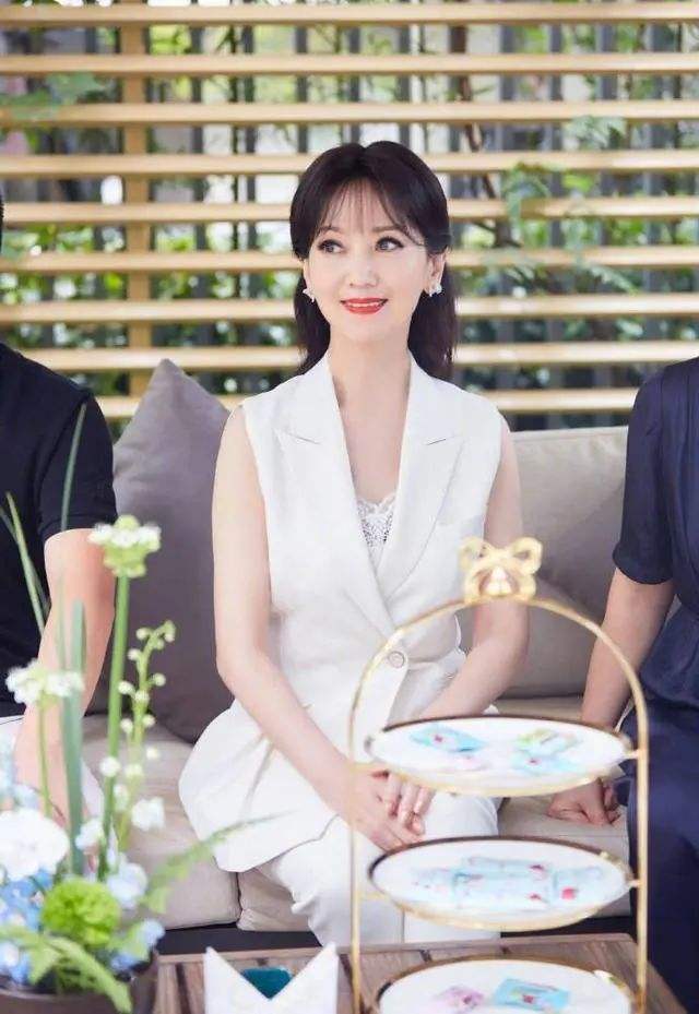 赵雅芝简历个人资料简介（“贵妇”赵雅芝：3个孩子2个爸，被吴君如揭老底，68岁仍话题不断）