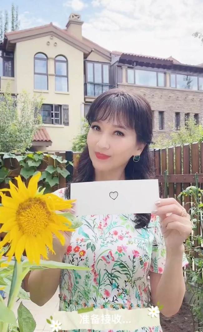 赵雅芝简历个人资料简介（“贵妇”赵雅芝：3个孩子2个爸，被吴君如揭老底，68岁仍话题不断）