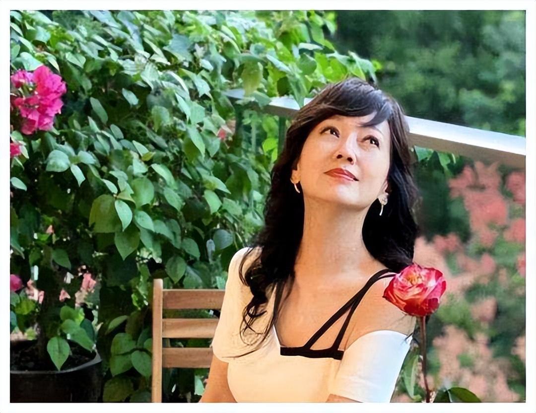 赵雅芝简历个人资料简介（“贵妇”赵雅芝：3个孩子2个爸，被吴君如揭老底，68岁仍话题不断）