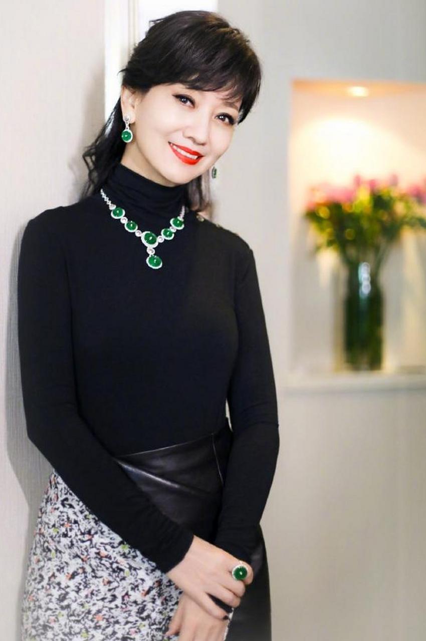 赵雅芝简历个人资料简介（“贵妇”赵雅芝：3个孩子2个爸，被吴君如揭老底，68岁仍话题不断）