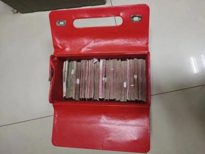​超市门口发现一箱现金，足足 460000 元！