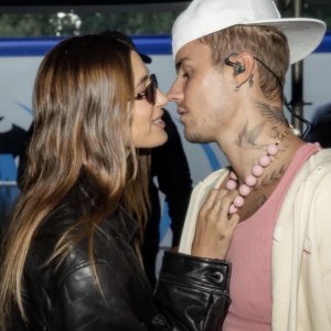 ​贾斯汀比伯晒与爱妻合照，脖间纹身太抢镜，和妻子海莉亲亲秀恩爱