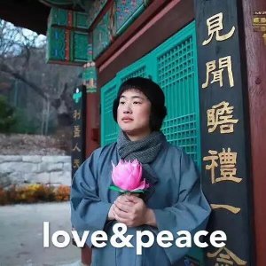 ​浅绿色配什么颜色好看（今年流行的绿色时髦穿搭）