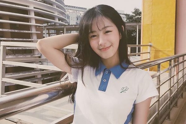 深圳包露佳的个人资料 这位小姐姐还玩抖音哦