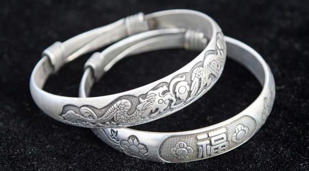 女人银镯子的正确戴法（女人戴银手镯好处分享）