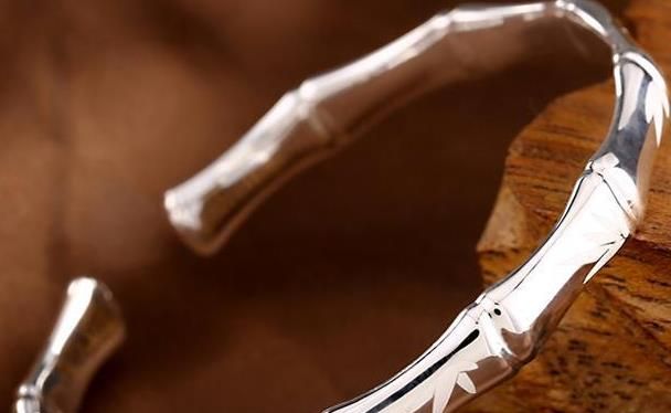 女人银镯子的正确戴法（女人戴银手镯好处分享）