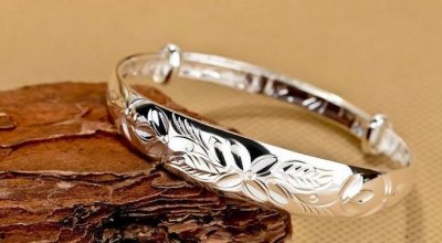 ​女人银镯子的正确戴法（女人戴银手镯好处分享）