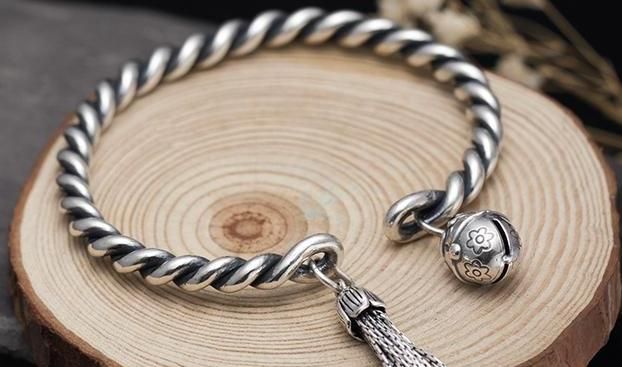 女人银镯子的正确戴法（女人戴银手镯好处分享）