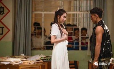 ​同学聚会上校花问我工资，我本想说 5 万后改口说 5 千，晚上收到她的微信，我愣