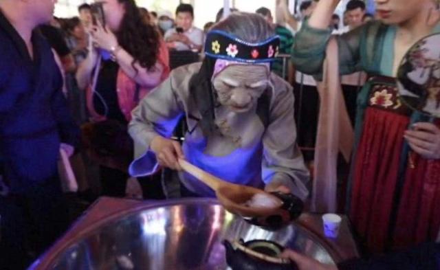 孟婆汤摆摊新招式（为何凭一碗孟婆汤引爆地摊市场）(3)