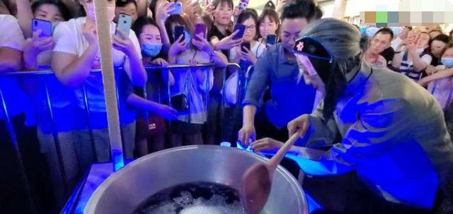 孟婆汤摆摊新招式（为何凭一碗孟婆汤引爆地摊市场）(4)