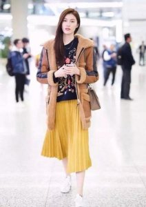 ​姜黄色大衣如何搭配(棕色和驼色哪个显白)