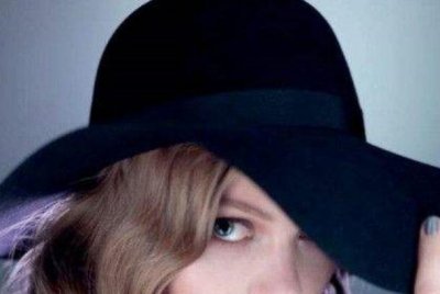 ​长期戴帽子会导致脱发吗 可能会导致脱发（影响血液循环）