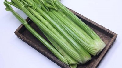 ​食用能改善高血压、失眠和便秘的水芹菜，农村潮湿的地方很多