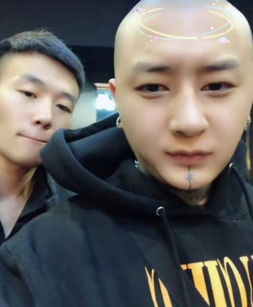 奇闻：方丈纹身店开业，进门第一位客人是他，网友：可以做代言人