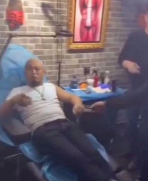 奇闻：方丈纹身店开业，进门第一位客人是他，网友：可以做代言人