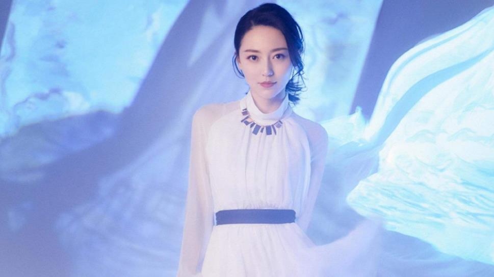 曾经搭档杨幂被观众骂惨，如今与孙坚合作爆红，成剧中最美空姐