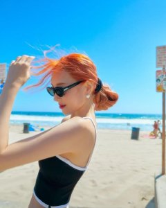 ​耀眼橙发，苗条身材，30岁韩国女星宣美，无袖露脐上衣秀出蚂蚁腰