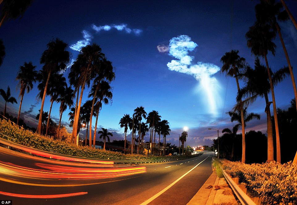 巨大UFO现身美国佛州夜空？阿特拉斯-5型运载火箭发射