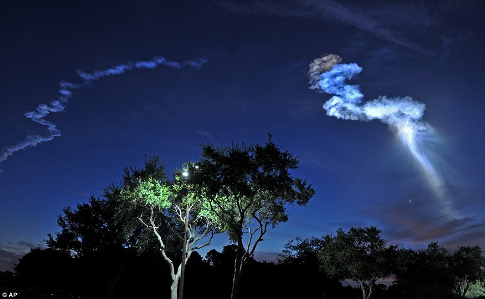 巨大UFO现身美国佛州夜空？阿特拉斯-5型运载火箭发射