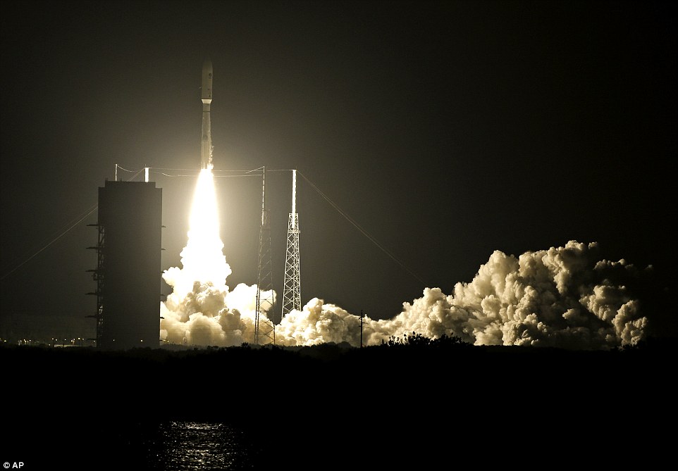 巨大UFO现身美国佛州夜空？阿特拉斯-5型运载火箭发射