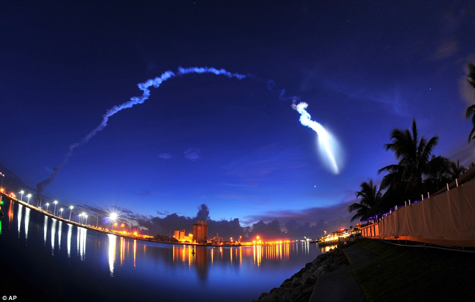 巨大UFO现身美国佛州夜空？阿特拉斯-5型运载火箭发射