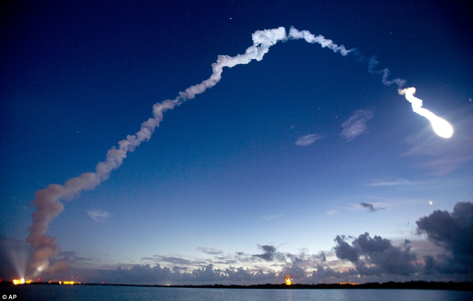 巨大UFO现身美国佛州夜空？阿特拉斯-5型运载火箭发射