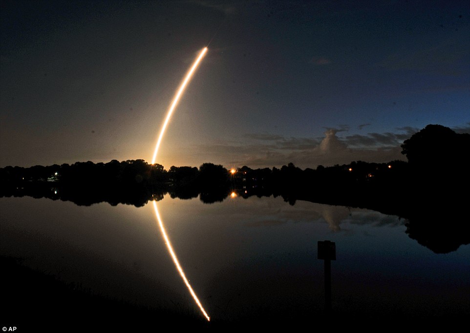 巨大UFO现身美国佛州夜空？阿特拉斯-5型运载火箭发射