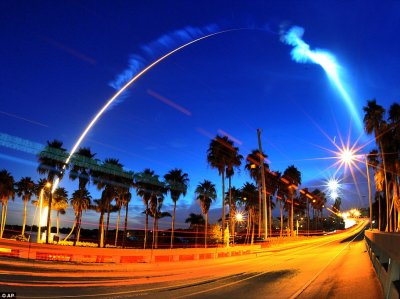​巨大UFO现身美国佛州夜空？阿特拉斯-5型运载火箭发射