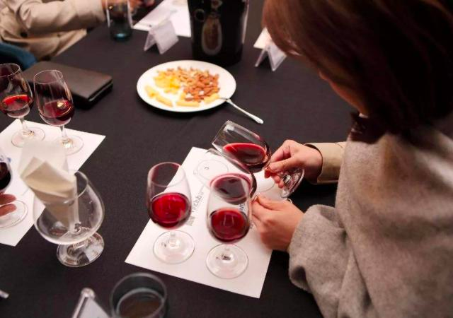 葡萄酒瓶身上标注的年份是指什么(通常葡萄酒瓶身上标注的年份指的是)-图7