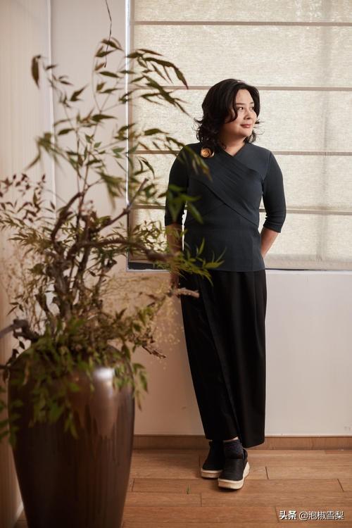 齐白石松柏高立图送给谁的_为蒋介石六十寿诞作松柏高立图及篆书四言联