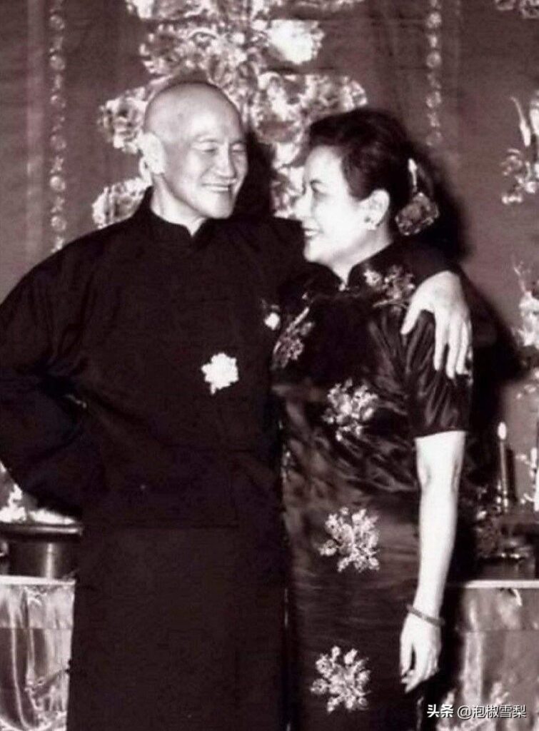 齐白石松柏高立图送给谁的_为蒋介石六十寿诞作松柏高立图及篆书四言联