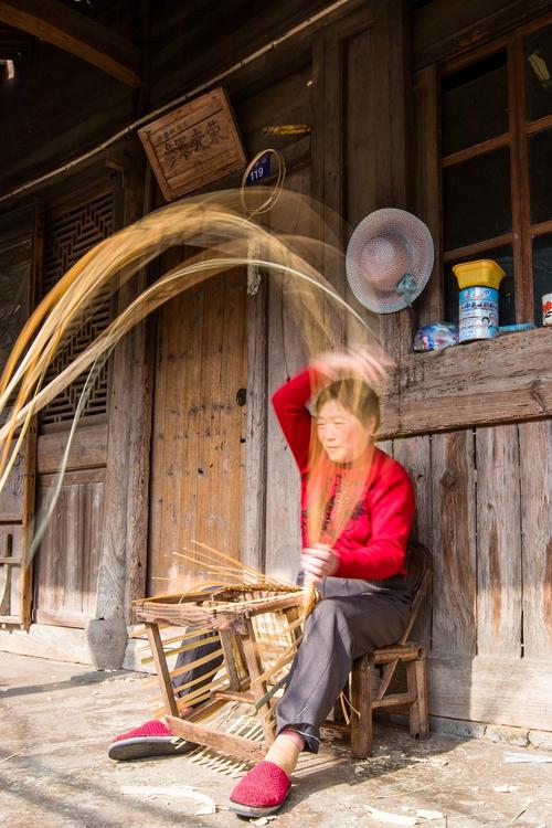 镜头二：几位老年人，用竹筐和野炊用具做饭。