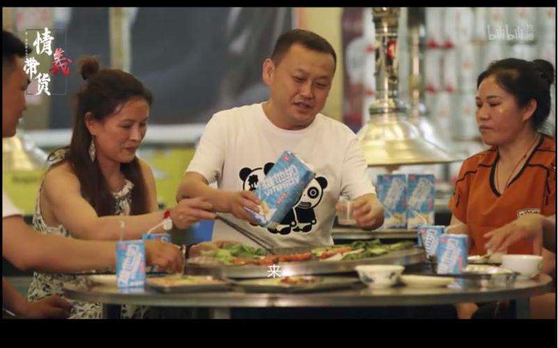 镜头四：两位男士，在岸边进行烧烤。