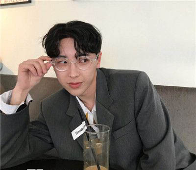 男生喜欢女生藏不住的表现 小细节泄露他的秘密