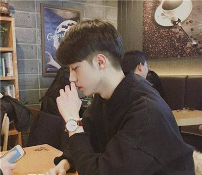 男生喜欢女生藏不住的表现 小细节泄露他的秘密