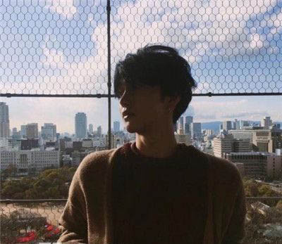 男生喜欢女生藏不住的表现 小细节泄露他的秘密