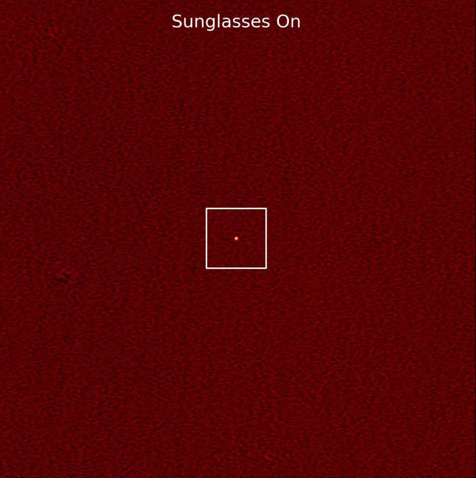 戴着“太阳镜”的 MeerKAT 射电望远镜视野，以新发现的脉冲星为特色