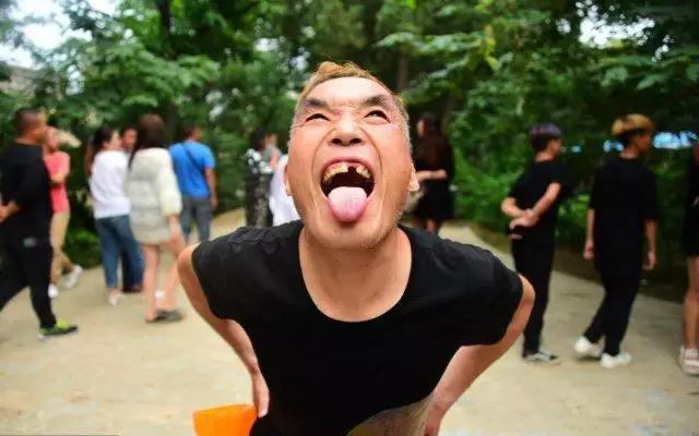 你对郑州尬舞团被取缔了怎么看？