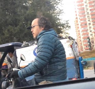 ​50岁窦唯近照曝光，头发胡须略花白，寒风中骑电动车太沧桑