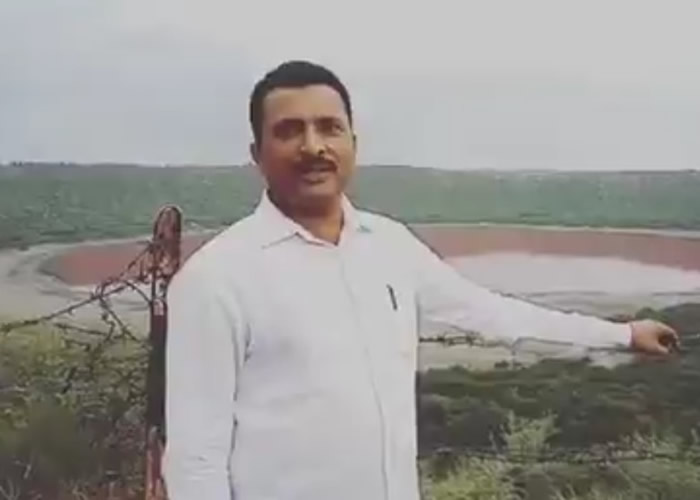 哈拉特（图）认为洛纳尔湖水变色，或与水的酸硷值变化有关。