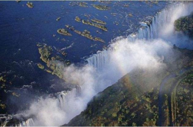 一边天堂一边恶魔！全球最刺激“无边泳池”，用生命在游泳