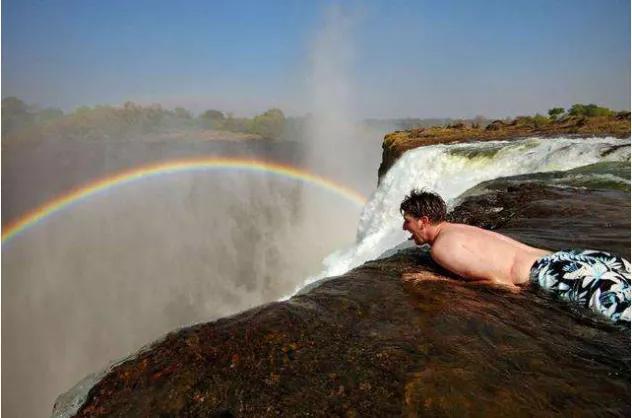 一边天堂一边恶魔！全球最刺激“无边泳池”，用生命在游泳