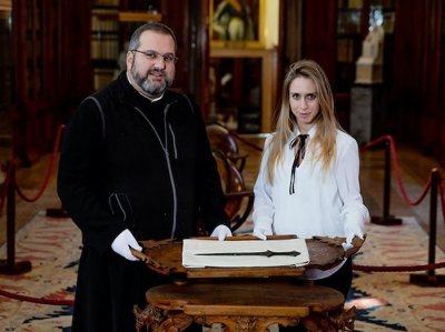 ​意大利女博士生游览威尼斯古老修道院时发现5000年历史短剑