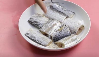 ​腌带鱼时，这两味调料不能少，肉质鲜美太好吃